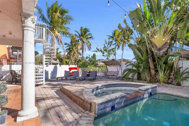 Exterior, Pool