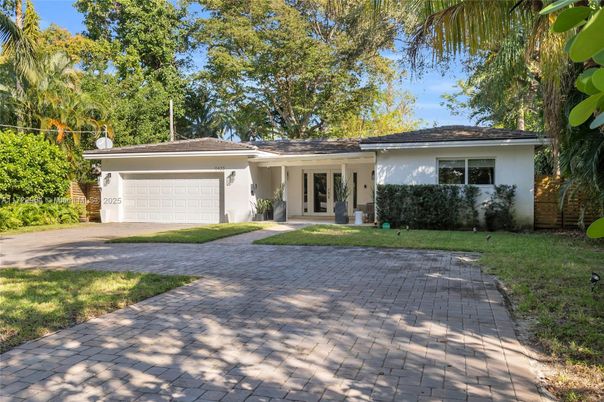 Attached, Exterior, Facade, Ranch