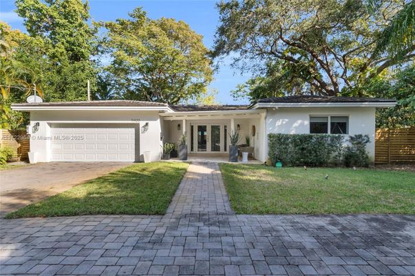 Attached, Exterior, Facade, Ranch