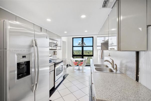 Dining room, Interior, Kitchen, Recessed Lighting, Stainless Steel Appliances