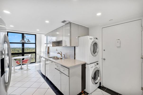 Interior, Kitchen, Recessed Lighting, Washer