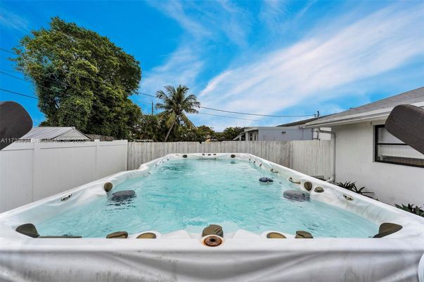 Exterior, Hot Tub