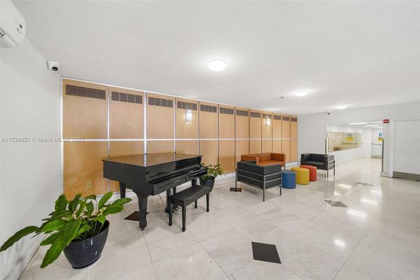 Interior, Piano