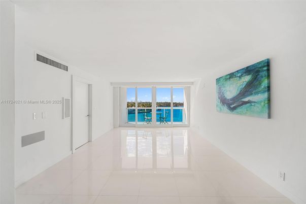 Empty room, Interior, Water