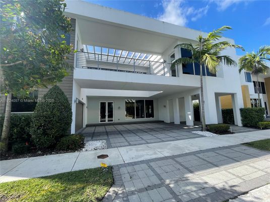 Exterior, Facade, Modern