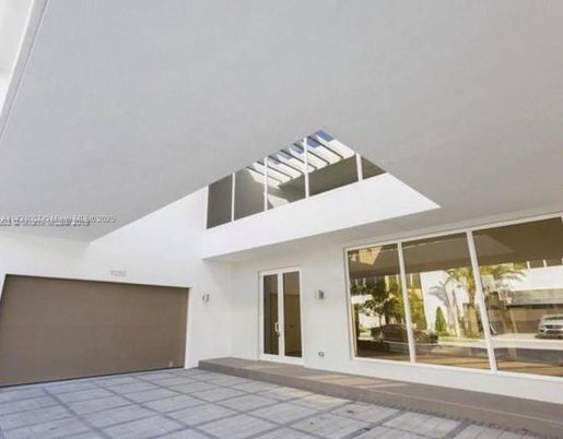 Attached, Exterior, Facade, Modern