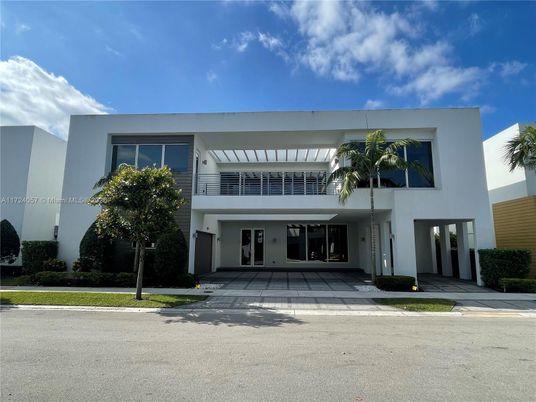 Exterior, Facade, Modern