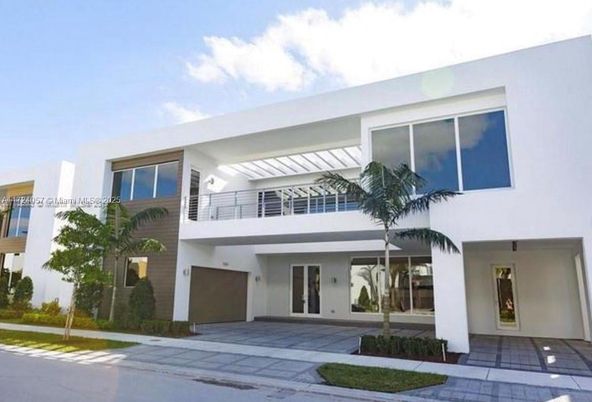 Attached, Exterior, Facade, Modern
