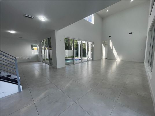 Empty room, Interior, Recessed Lighting