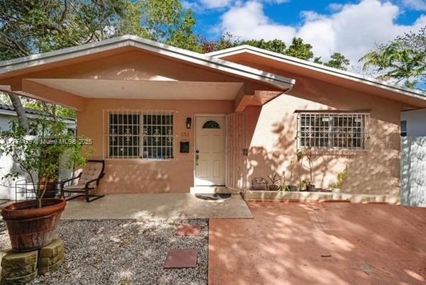 Exterior, Facade, Ranch