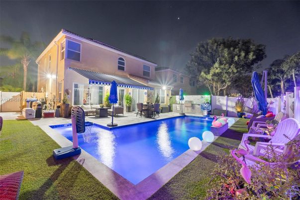 Exterior, Pool