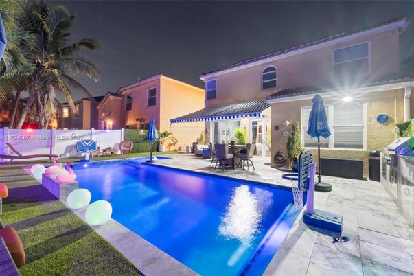 Exterior, Pool