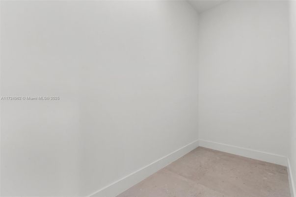 Empty room, Interior