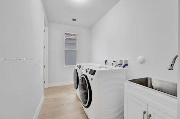 Interior, Washer, Wood Texture Flooring