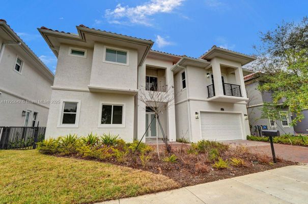 Attached, Exterior, Facade, Mediterranean