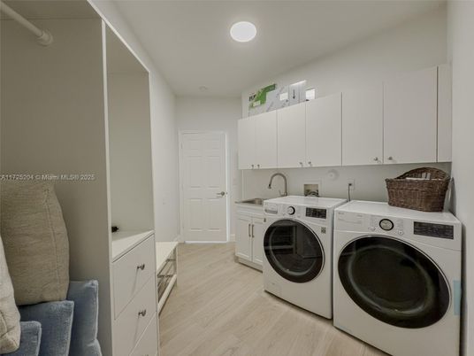 Interior, Recessed Lighting, Washer, Wood Texture Flooring