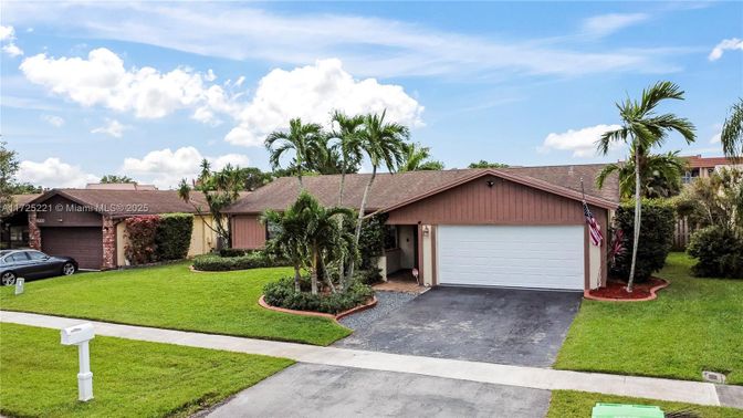 Attached, Exterior, Facade, Ranch