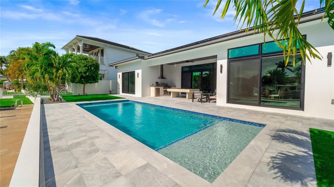 Exterior, Pool