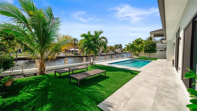 Exterior, Pool, Water