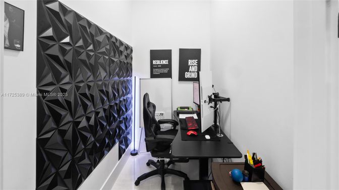 Home Office, Interior