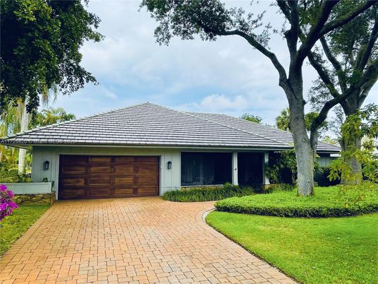 Attached, Exterior, Facade, Ranch