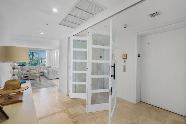 Elevator, Interior, Living room, Recessed Lighting