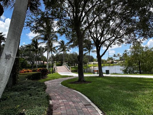 Exterior, Lake
