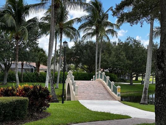 Exterior, Lake