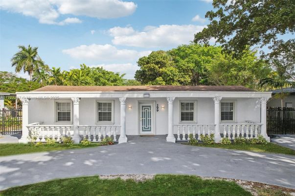 Exterior, Facade, Ranch