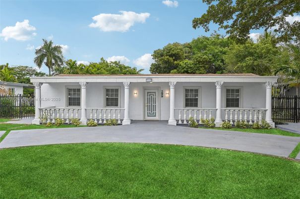 Backyard, Exterior, Facade, Ranch