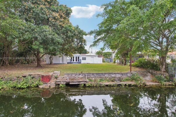 Exterior, Lake