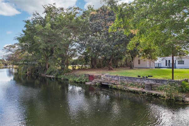 Exterior, Lake