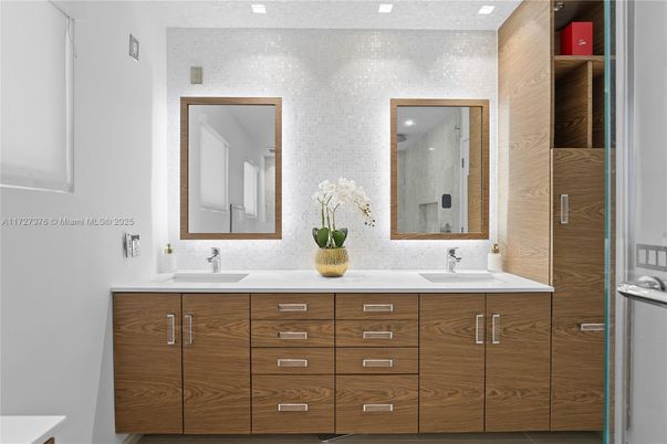 Bathroom, Dual Sink Vanities, Interior