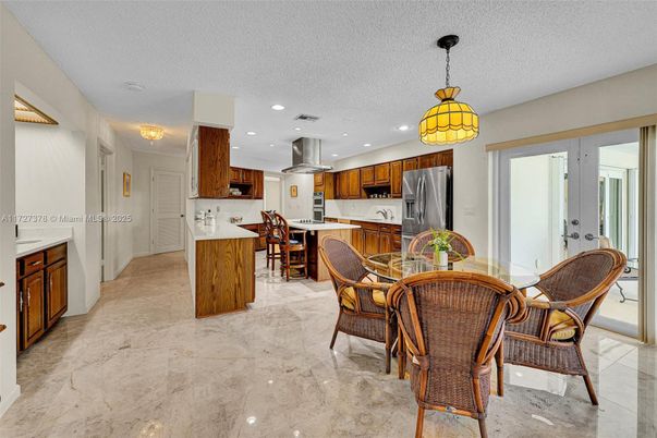 Dining room, Interior, Kitchen, Pendant Lights, Recessed Lighting, Stainless Steel Appliances