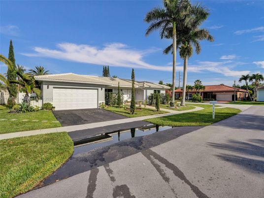 Attached, Exterior, Facade, Ranch