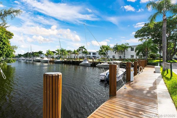 Exterior, Lake