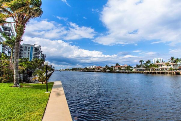 Exterior, Lake