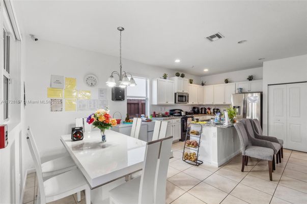 Dining room, Interior, Kitchen, Pendant Lights, Recessed Lighting, Stainless Steel Appliances