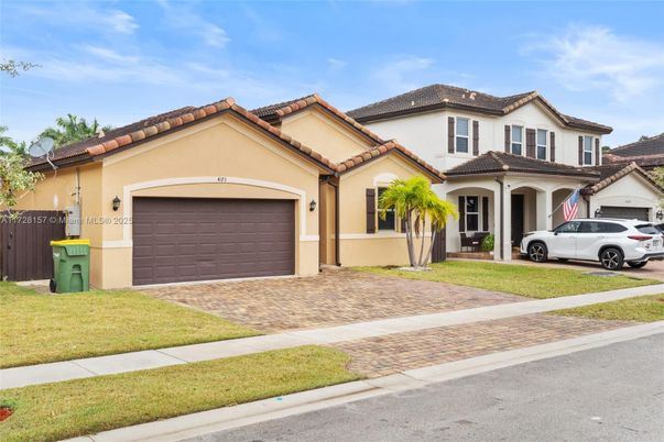 Attached, Exterior, Facade, Mediterranean