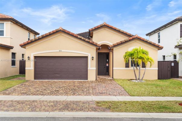 Attached, Exterior, Facade, Spanish Mediterranean