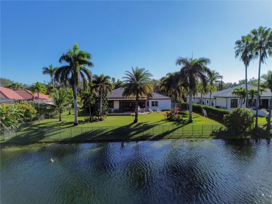 Exterior, Lake