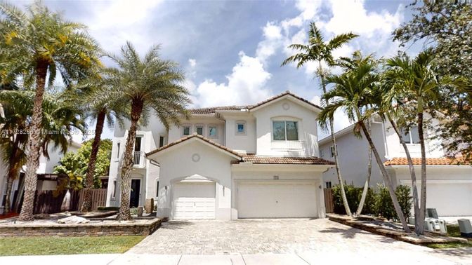 Attached, Exterior, Facade, Mediterranean