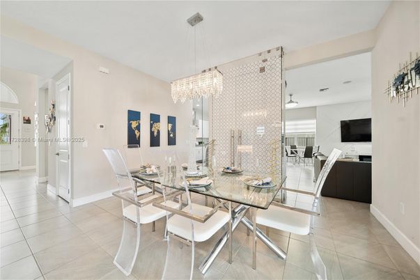Chandelier, Dining room, Interior