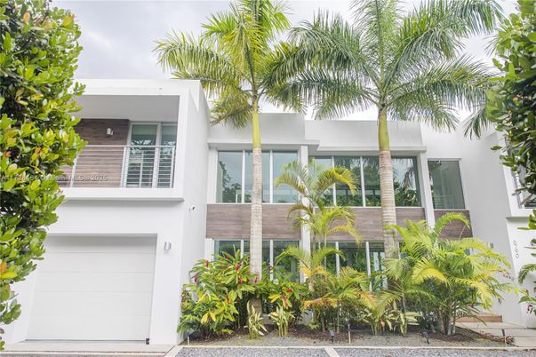 Attached, Exterior, Facade, Modern