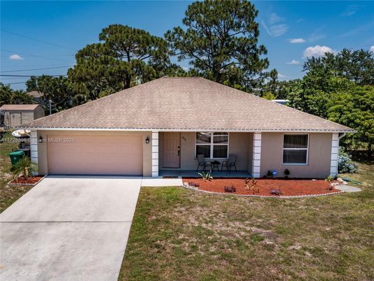 Attached, Exterior, Facade, Ranch