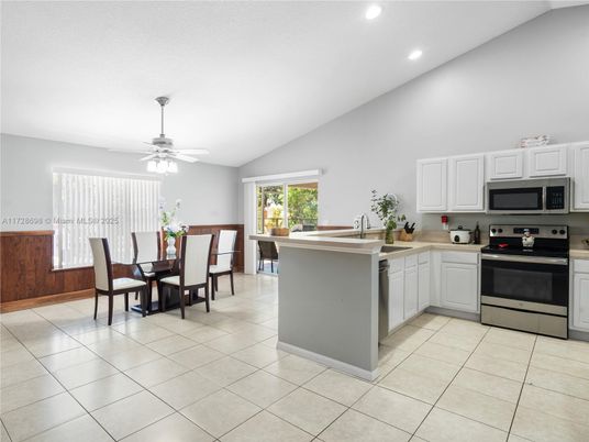 Dining room, Interior, Kitchen, Recessed Lighting, Stainless Steel Appliances