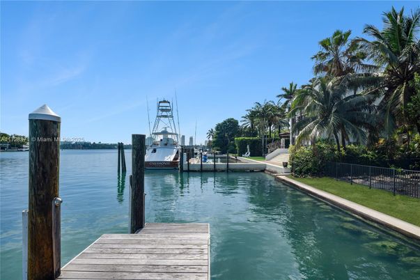 Exterior, Lake