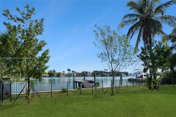 Exterior, Lake
