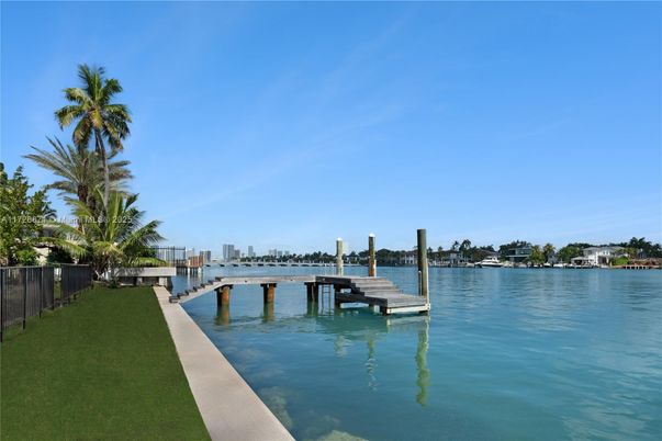 Exterior, Lake