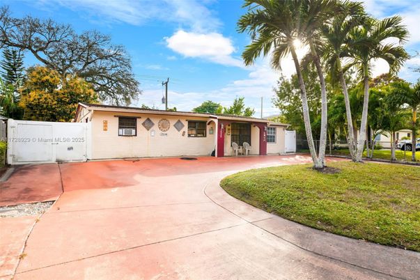 Backyard, Exterior, Facade, Ranch